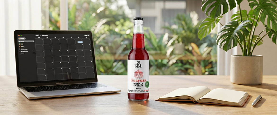 Une bouteille de guayusa posée à côté d'un ordinateur portable sur un bureau : une boisson à la guayusa pratique pour rester concentré au travail.