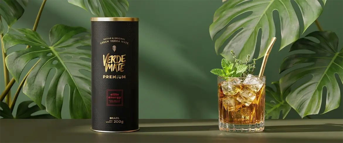 Un tereré rafraîchissant servi dans un verre avec des glaçons et de la menthe, préparé à partir de Verde Mate Premium Elite Energy