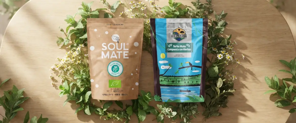 Sachets de yerba maté aux herbes, à la menthe poivrée et aux herbes aromatiques, présentés dans une composition naturelle sur fond de bois.