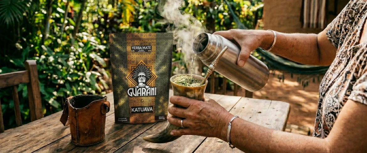 Yerba mate paraguayenne préparée chaude – en versant de l'eau sur des feuilles de yerba mate du Paraguay