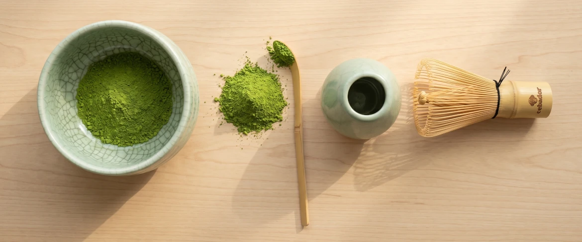 Accessoires pour le matcha : matchawan, chasen, chashaku et poudre de matcha