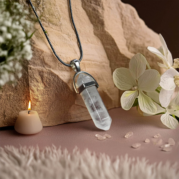 Pendentif en cristal de roche dans un sachet + chaîne