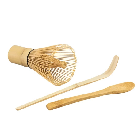 Ensemble d'accessoires en bambou pour le thé matcha : un fouet chasen, une spatule chashaku et une cuillère