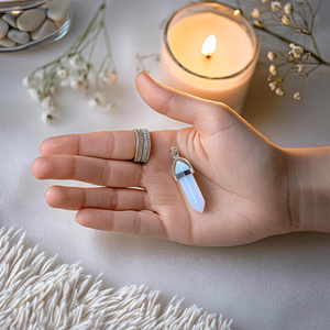 Pendentif en opalite dans un sachet + chaîne