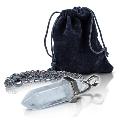 Pendentif en cristal de roche dans un sachet + chaîne