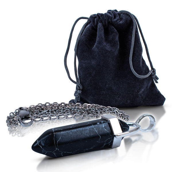 Pendentif en turquoise noire dans un sachet + chaîne