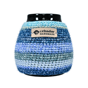 Petit pull au crochet Dolores sur une calebasse