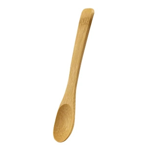 Ensemble d'accessoires en bambou pour le thé matcha : un fouet chasen, une spatule chashaku et une cuillère