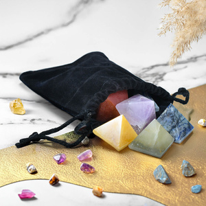 Ensemble de 7 pierres chakras - pyramides