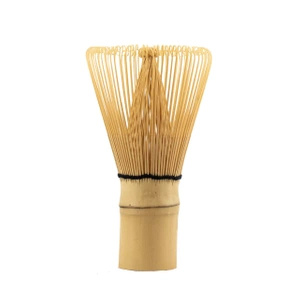 Ensemble d'accessoires en bambou pour le thé matcha : un fouet chasen, une spatule chashaku et une cuillère