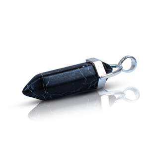 Pendentif en turquoise noire dans un sachet + chaîne