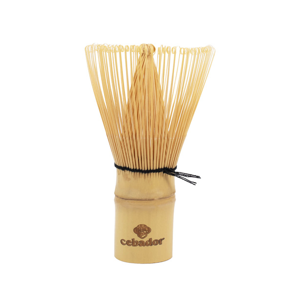 Ensemble d'accessoires en bambou pour le thé matcha : un fouet chasen, une spatule chashaku et une cuillère