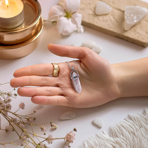 Pendentif en cristal de roche dans un sachet + chaîne